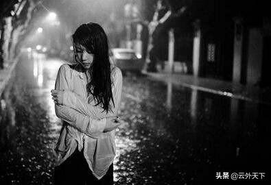 分手总在雨天（分手总要在雨天 歌词）